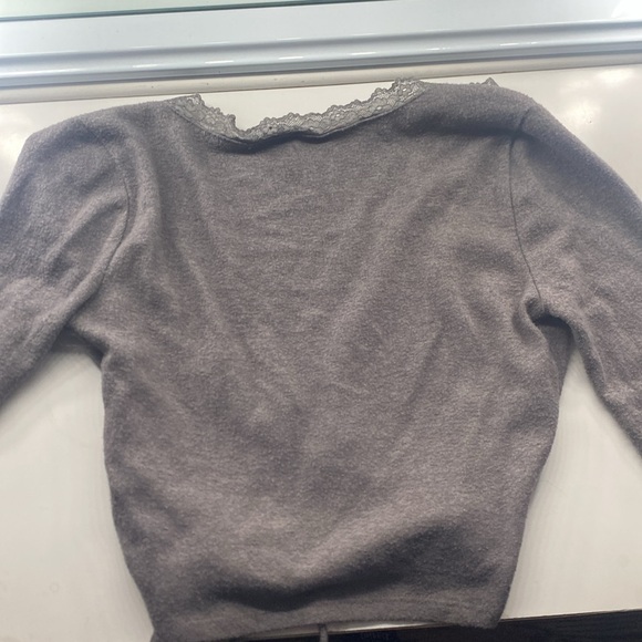 Super cute simple low cut cropped long sleeve too, Size small - Picture 3 of 3